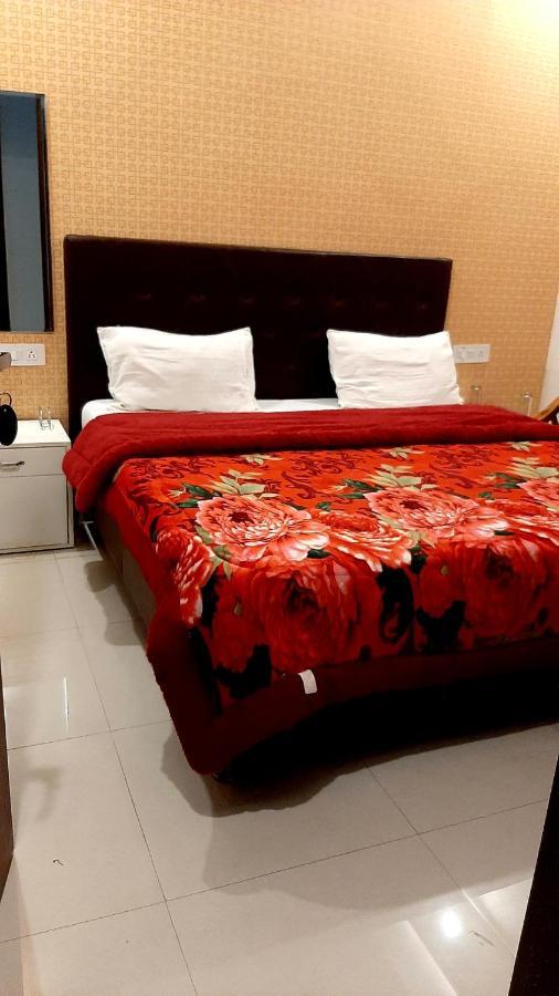Hotel Hollywood Zirakpur Eksteriør billede