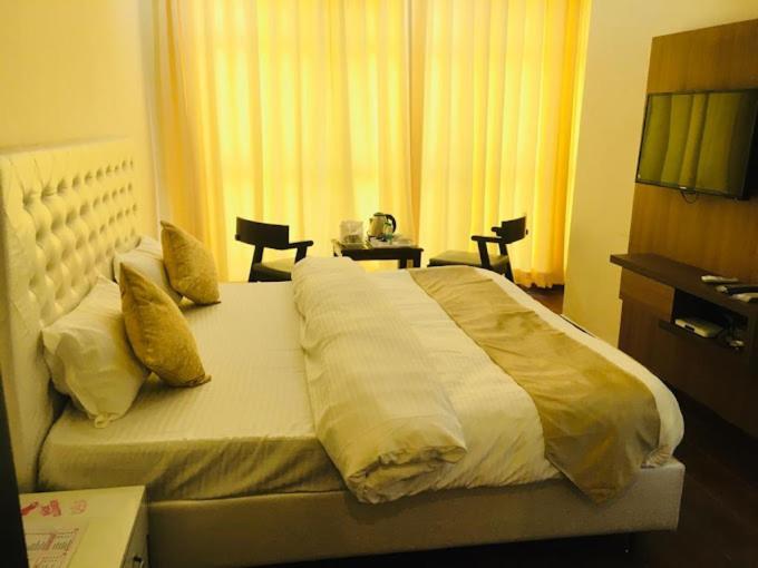 Hotel Hollywood Zirakpur Eksteriør billede